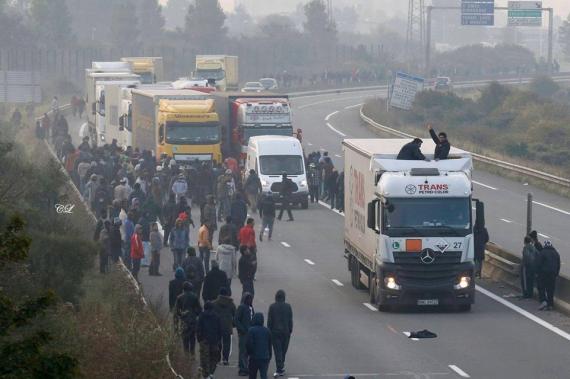 A magyar kamionost gyalázza a média, mert ráhúzta a kormányt a migráns autópályagengszterekre