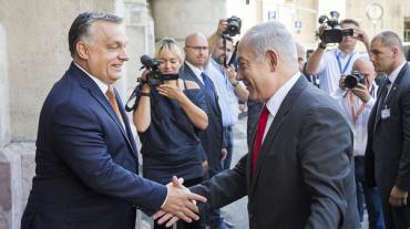 Orbán véresre nyalta a bankárok s.ggét, és jól esett neki!