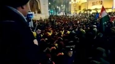 A tömeg áttöri a rendőri sorfalakat a Fidesz székháznál, plusz totális útblokádok!