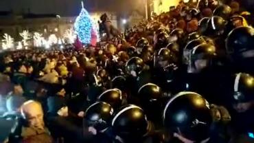 Könnygáztámadás és rendőrségi-népi összecsapások a Parlament előtt! (Molnár F. Árpád)