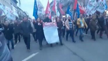 Vonulás a Kossuth térre, a Fidesz blokkolta az élő adásokat a Parlamentnél!