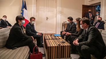 Kirekesztették a magyar zászlót Dobrevék francia elnökkel találkozóján (Molnár F., Maya, Naleksz)