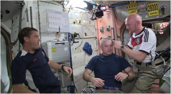 Kopaszra borotválta amerikai társait egy német űrhajós, mert fogadtak egy vb meccsre