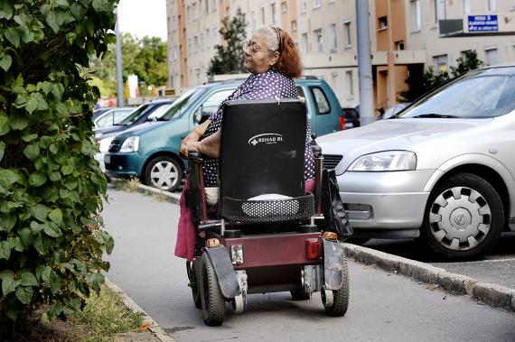 Ma tették utcára az amputált lábú 70 éves asszonyt - Simó Endre tudósítása
