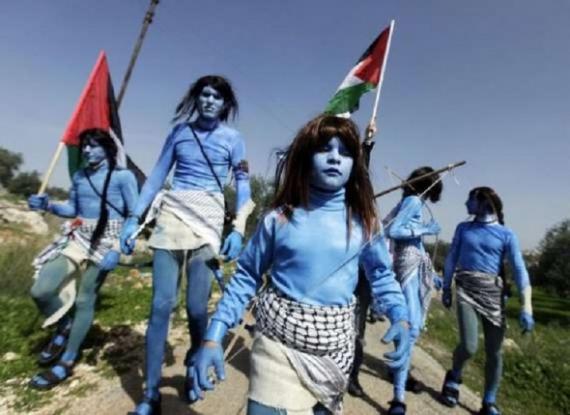 Avatárok is tüntettek Palesztináért, könnygázzal üdvözölték őket, a média pedig elhallgatta