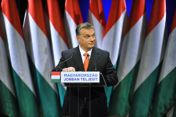 Orbán Viktor terjeszti az AIDS-et