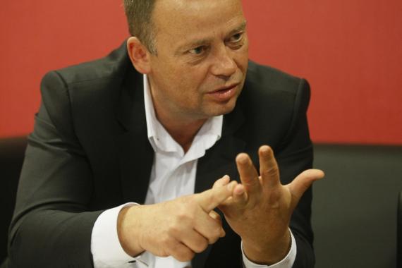 EU-szabályozással kényszerítené Szanyi Orbánt az élelmiszerárak lecsökkentésére