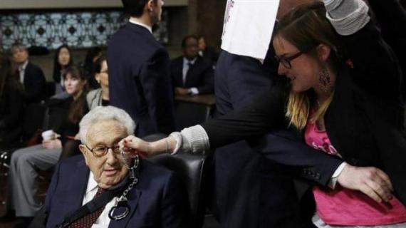 Henry Kissinger háborús bűnös! - skandálták a CODEPINK aktivistái, bilincsbe is verték volna a szenátusban