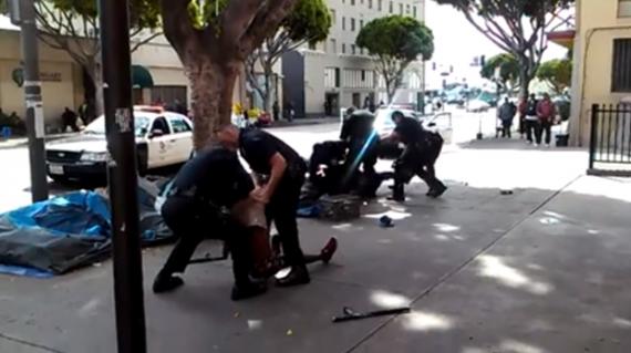 Így lőnek szét a rendőrök egy ellenkező hajléktalant Los Angelesben (Videóval)